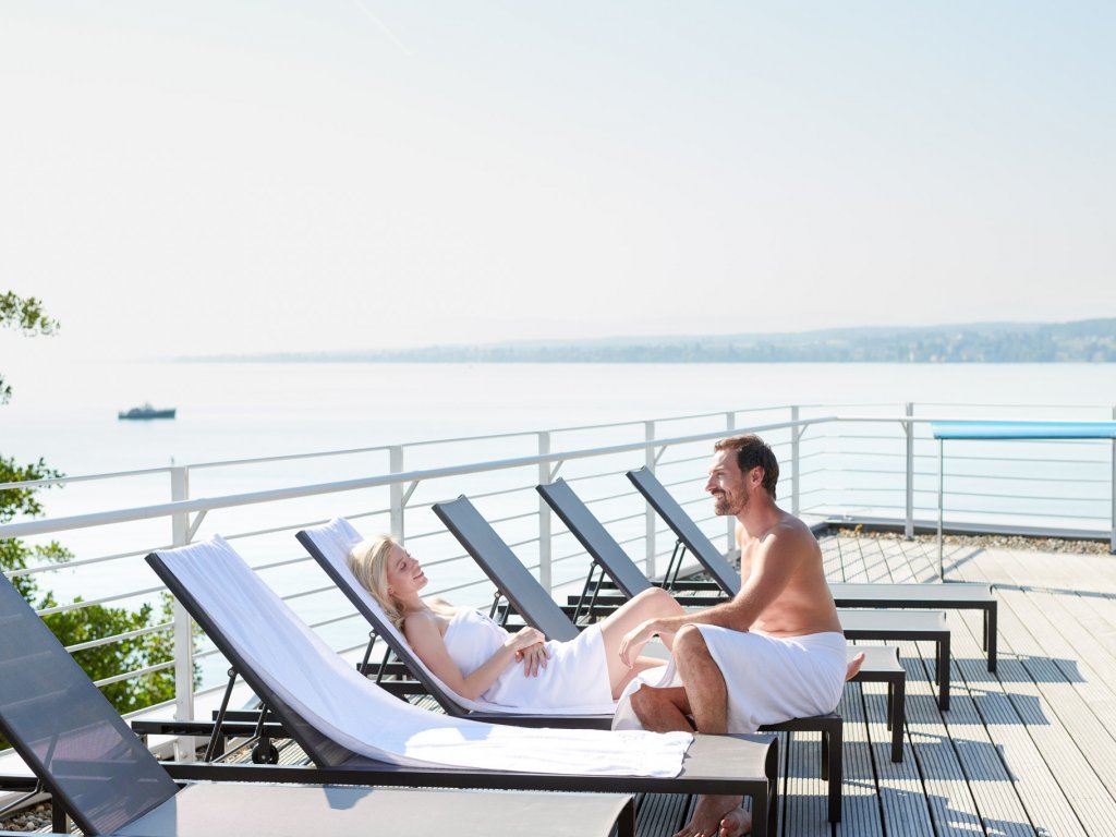Paar am relaxen in der Therme Konstanz am Bodensee 