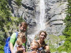 Familienausflug am Masonwasserfall im Klosertal